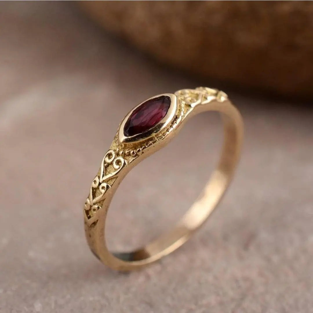 Gyllene vintage-ring med röd kristall – vy 6
