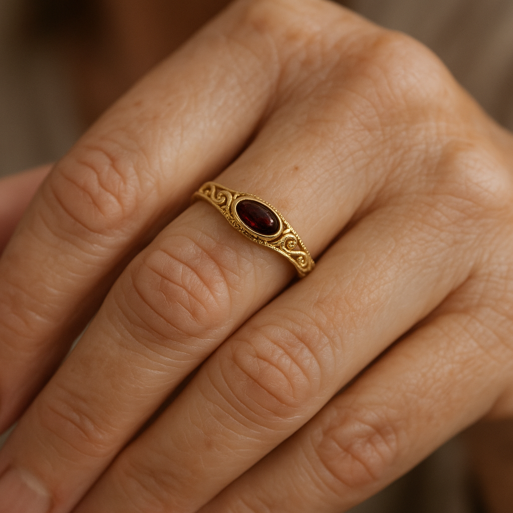 Gyllene vintage-ring med röd kristall – vy 2