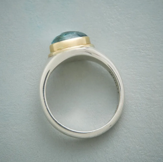 Silverring med grön diamant – vy 2