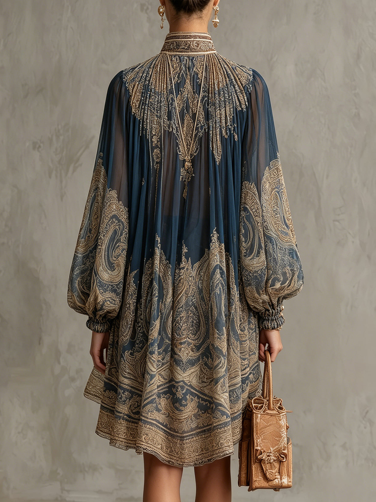 Marineblaues Chiffon-Minikleid mit hohem Kragen, Barockmuster und asymmetrischem Saum