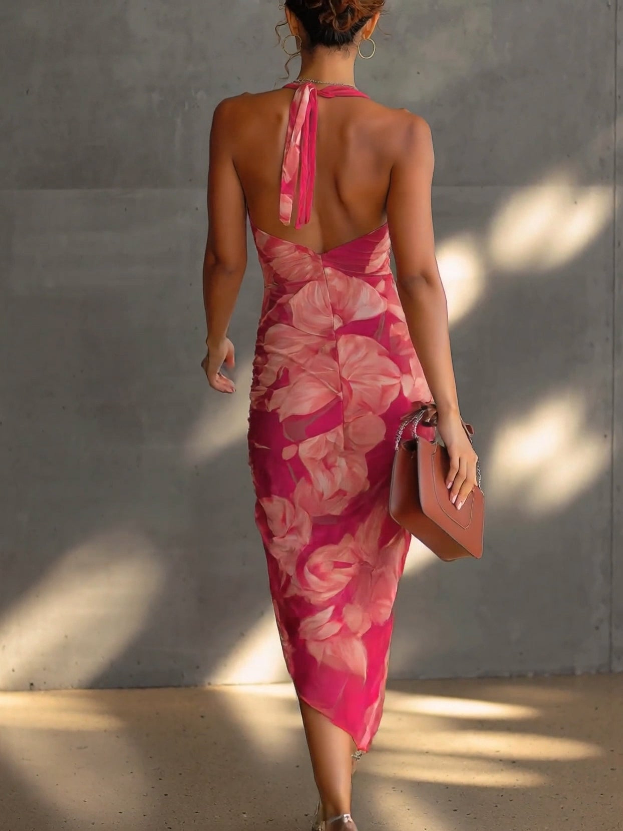 Cerisefarbenes ärmelloses, eng anliegendes Kleid mit Blumenmuster, Raffungen und Seitenschlitz
