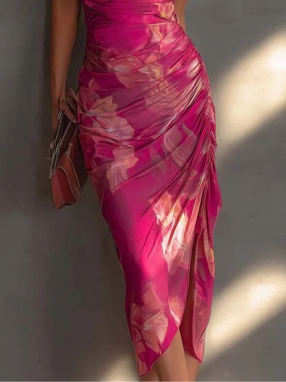 Cerisefarbenes ärmelloses, eng anliegendes Kleid mit Blumenmuster, Raffungen und Seitenschlitz