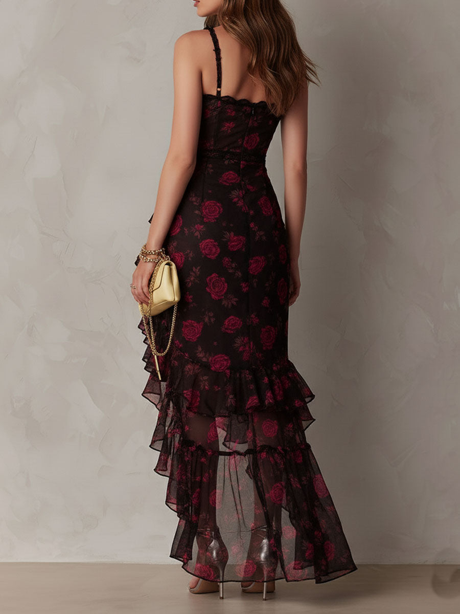 Elegantes schwarz-rotes Blumenkleid mit gerafftem Volantsaum