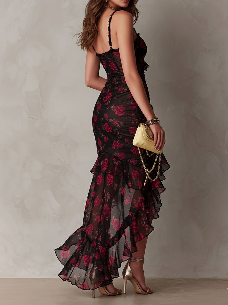 Elegantes schwarz-rotes Blumenkleid mit gerafftem Volantsaum