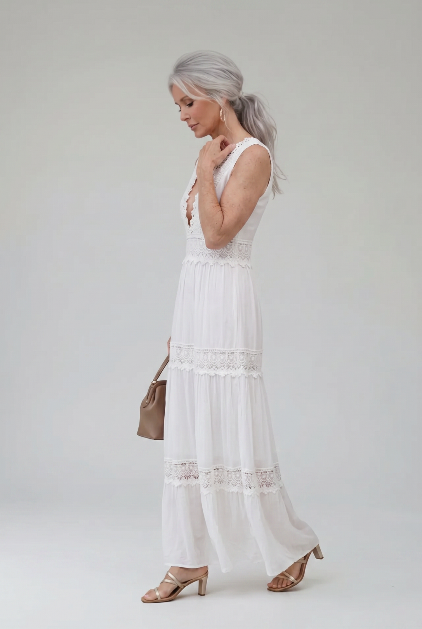 Nerea | Elegant spetsklänning med V-ringning