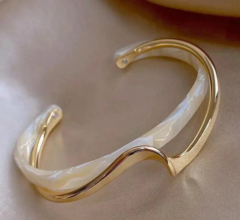 Elegant guldarmband med vit opal